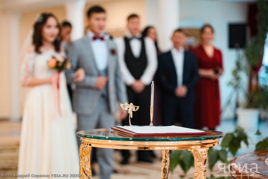 В первом чтении принят законопроект о денежных выплатах молодоженам до 25 лет в Якутии