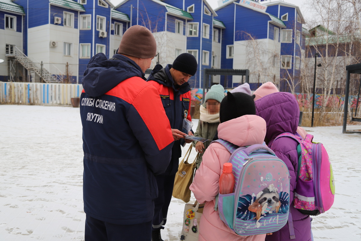 Якутскими спасателями пресечен выход на лед группы подростков