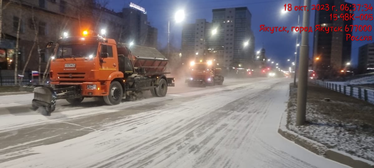 С улиц Якутска убирают снег