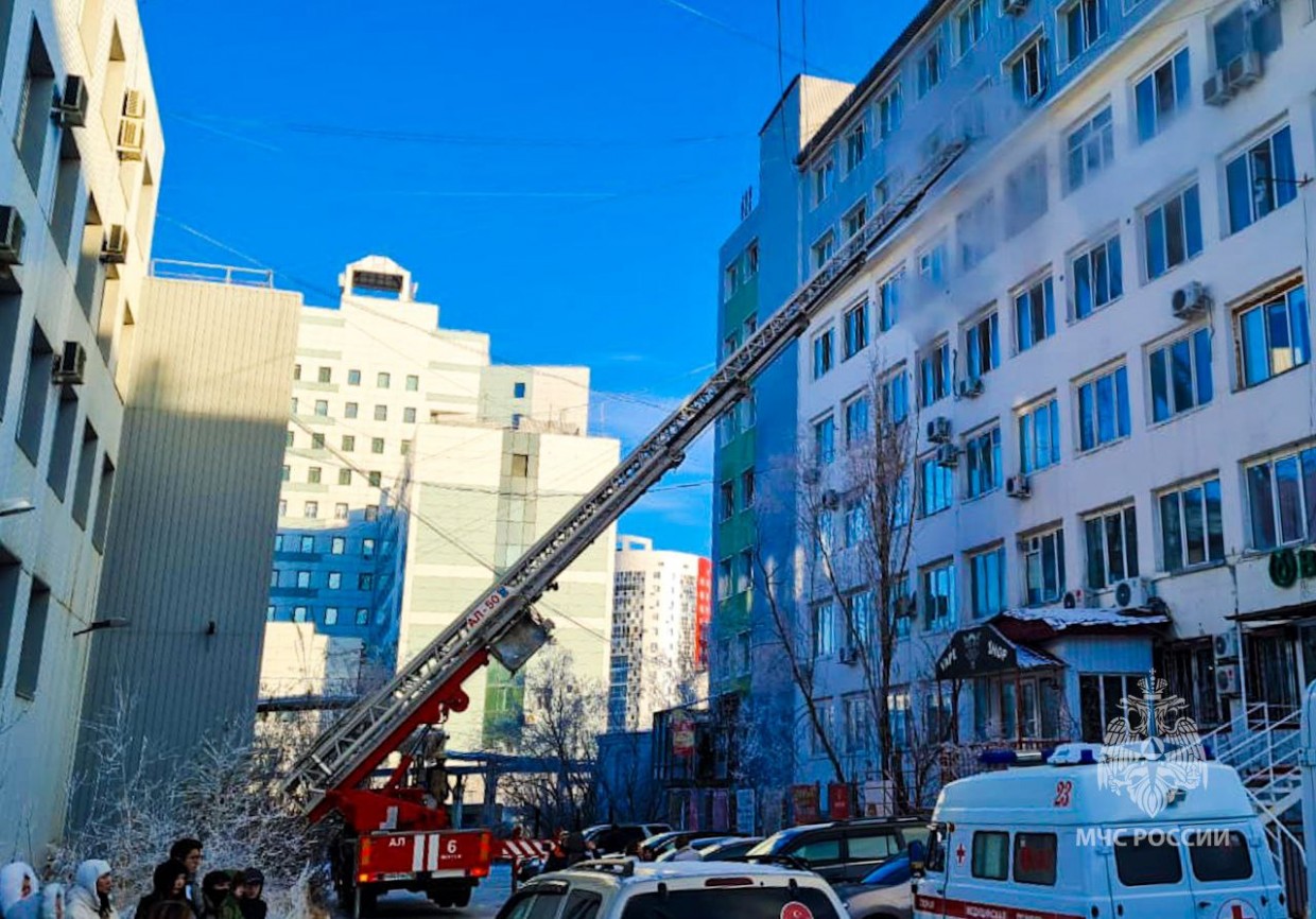 Крупный пожар вспыхнул на проспекте Ленина в Якутске. Информация обновлена