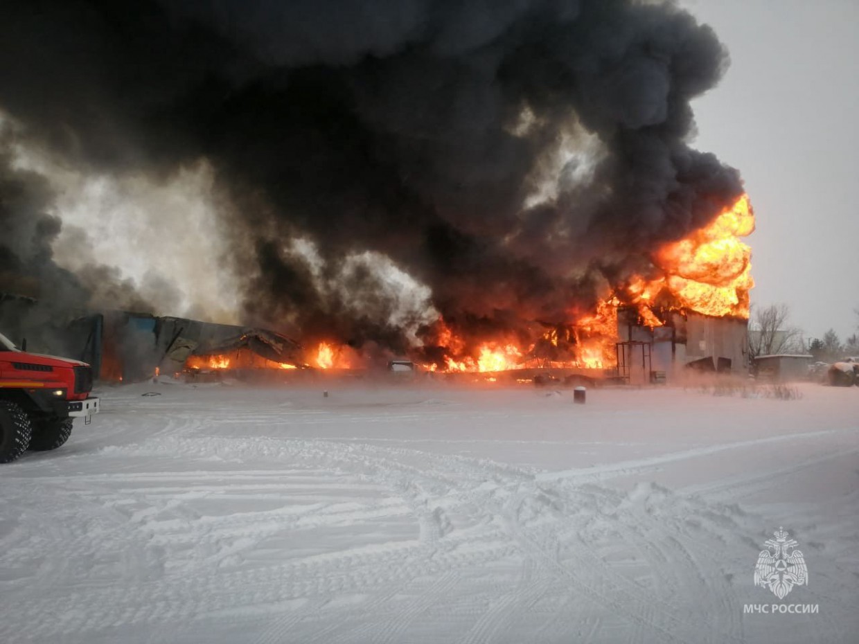 В Якутске ликвидирован пожар в арочном гараже