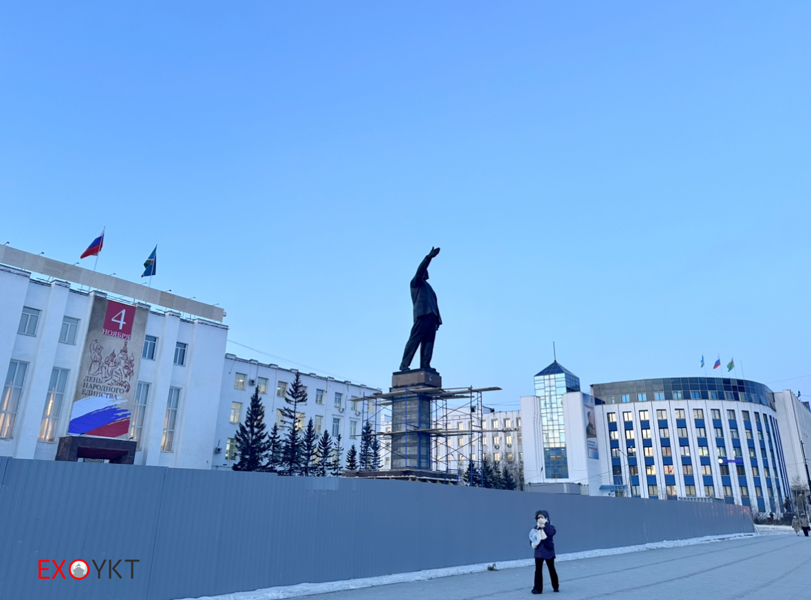 Фотофакт. Памятник Ленину вернулся на свой постамент