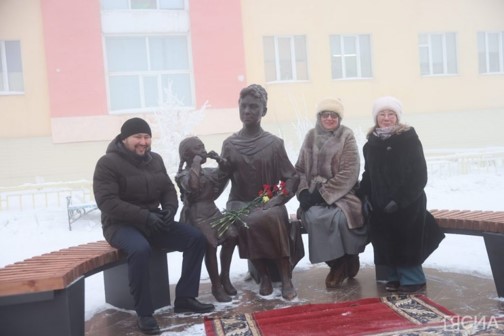 Открытие памятника Фатии Авдеевой в Якутске