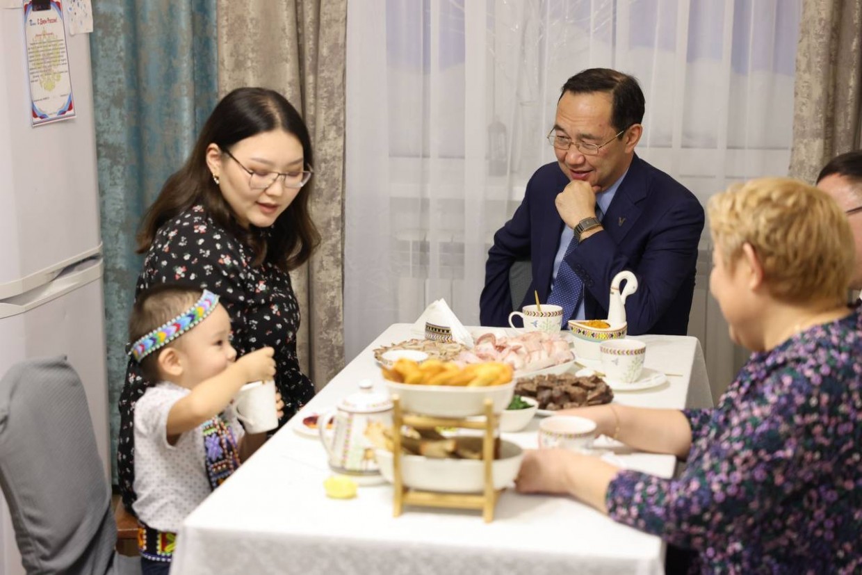 Айсен Николаев встретился с семьей военнослужащего из Анабарского района Якутии