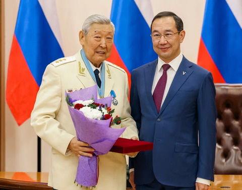 Глава Якутии сегодня  вручил 46 государственных наград