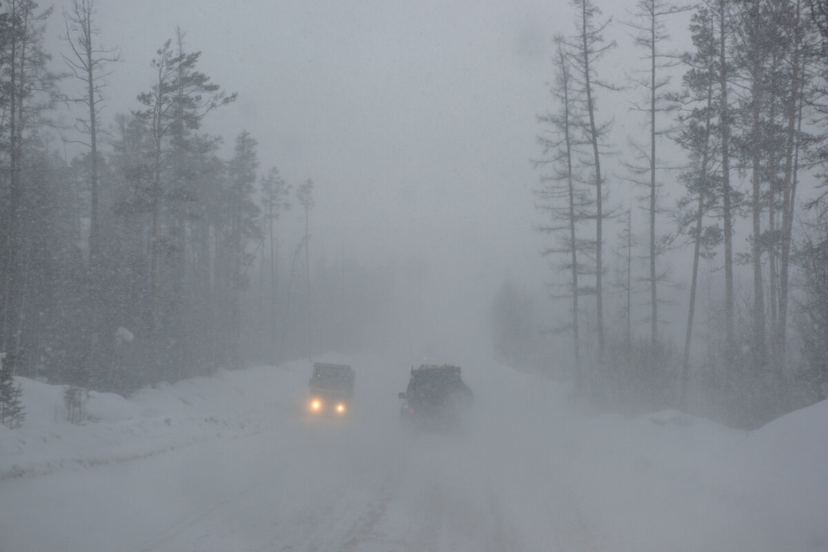 Якутские спасатели помогли водителю, чей автомобиль заглох на трассе в 50-градусный мороз