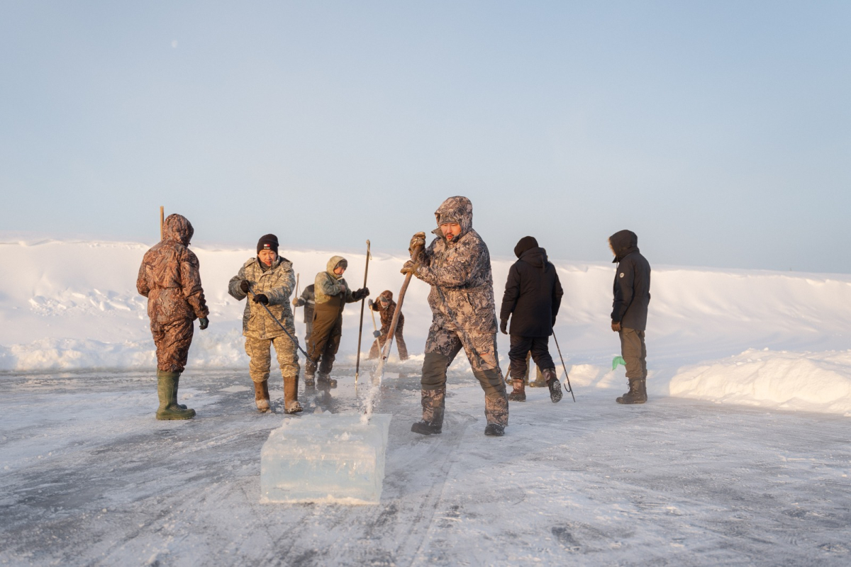 Сотрудники Окружной администрации города Якутска заготовили лед для семей служащих на СВО