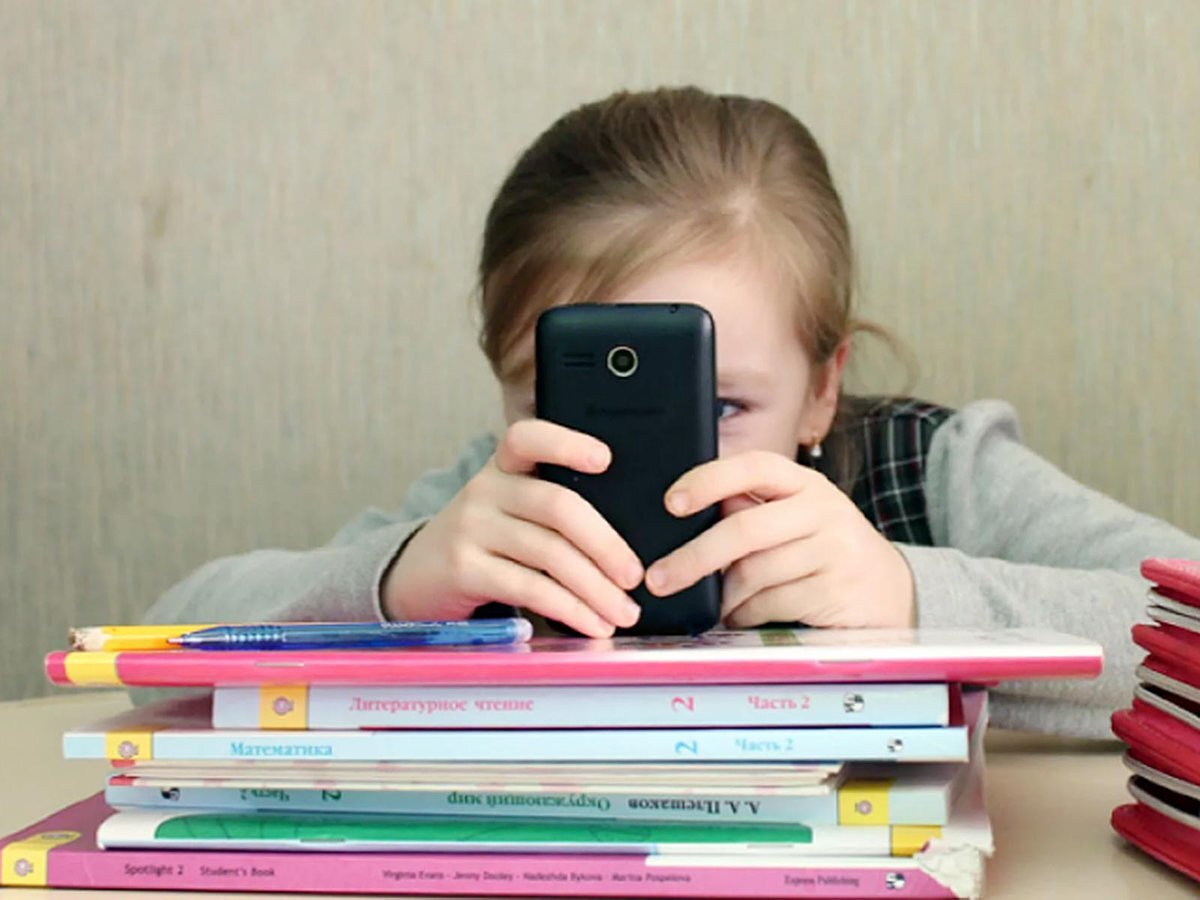 ГД приняла закон об ограничении использования мобильников в школах