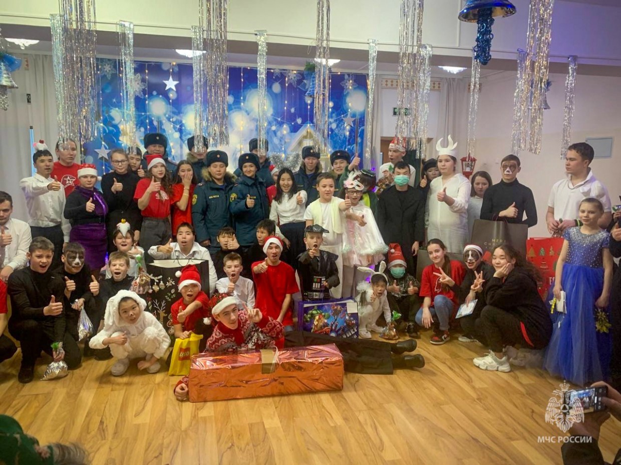 Сотрудники МЧС подарили детям подшефных классов подарки и новогоднее настроение