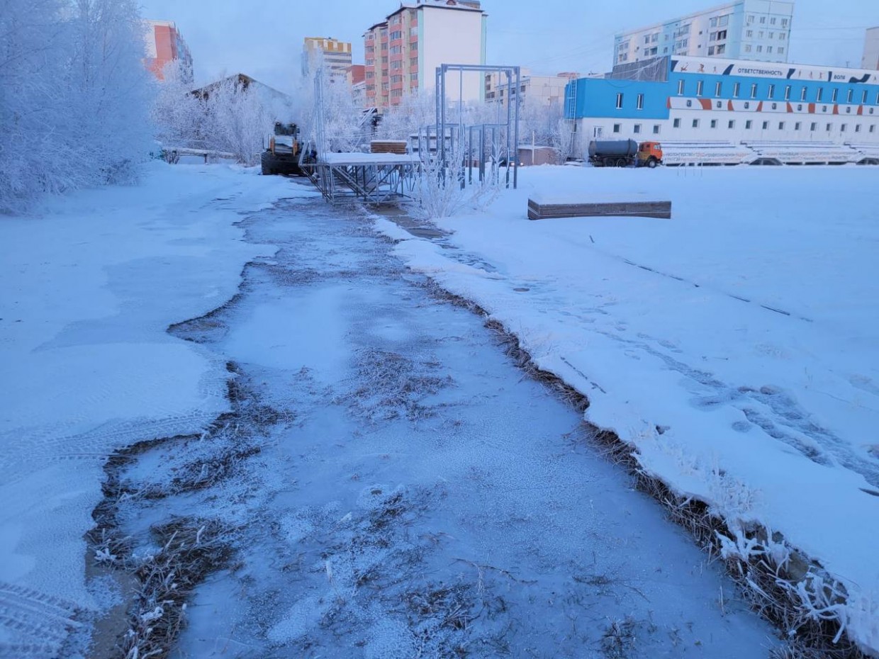 Коммунальная авария произошла возле озера Сайсары в Якутске