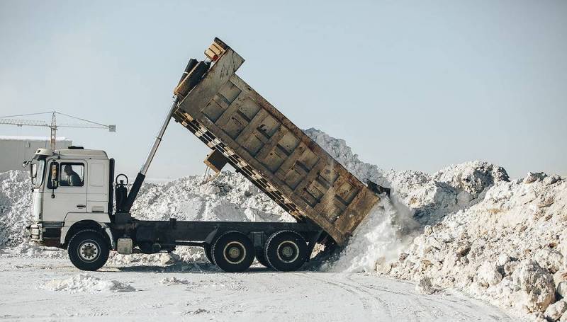 Мэрия усиливает меры по вывозу снега в Якутске