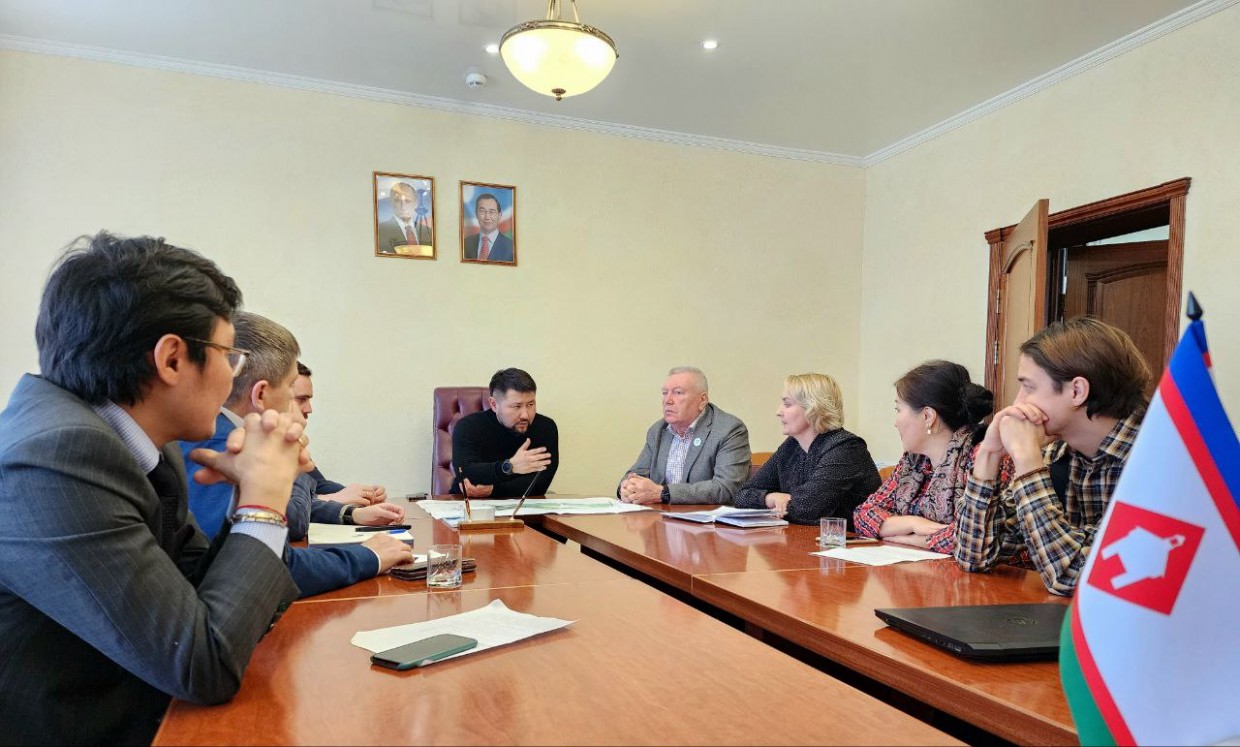 Мэр провел совещание по озеленению города Якутска