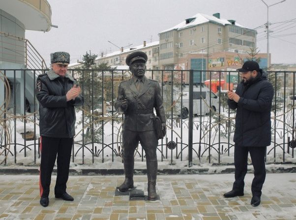В Якутске открыли памятник участковым уполномоченным полиции