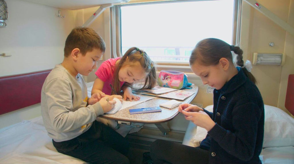 Железные дороги Якутии объявили скидки на проезд детей летом