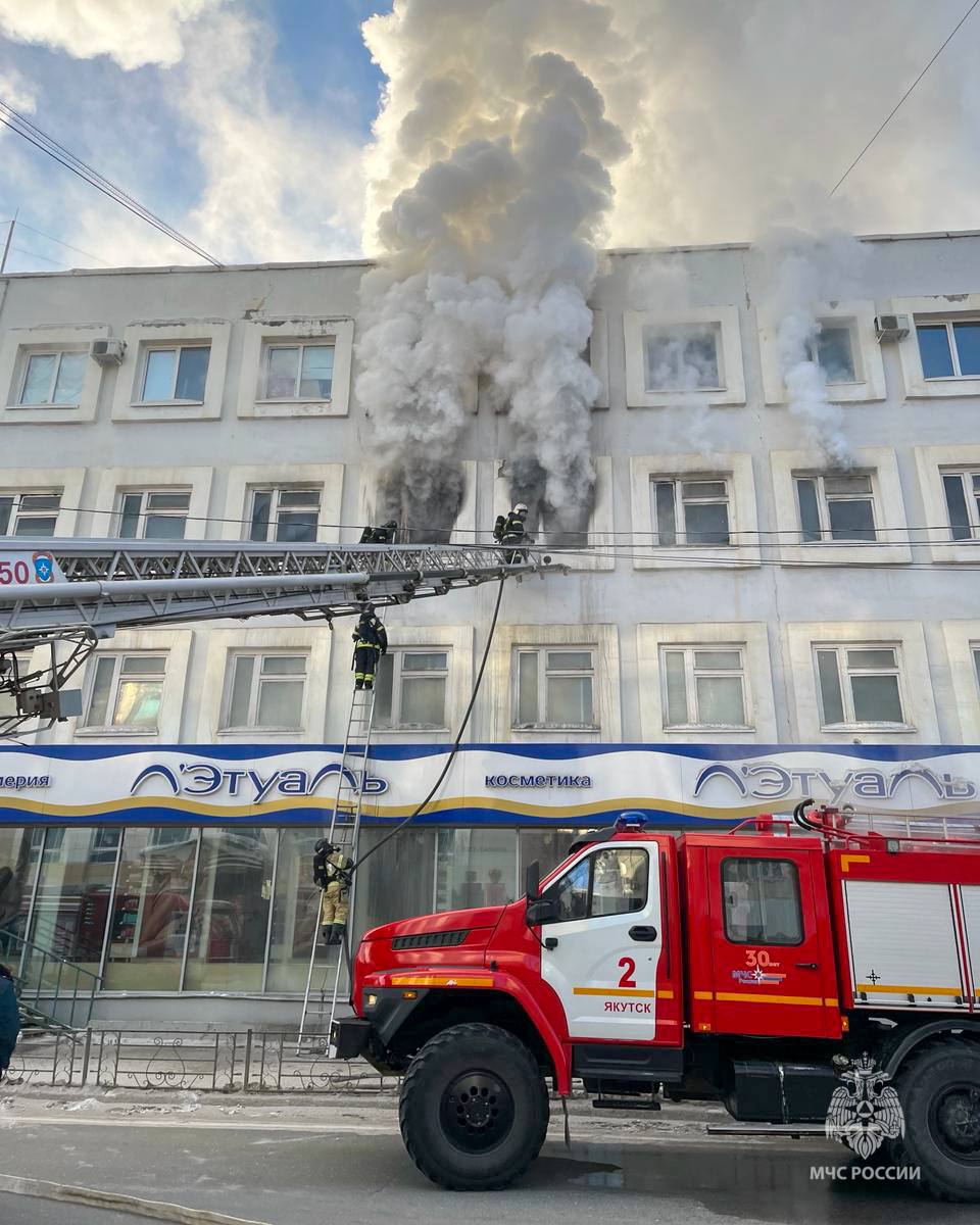 Потушен пожар в Доме торговли в Якутске