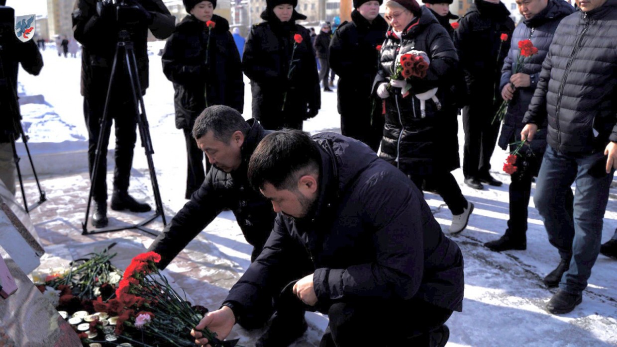 Евгений Григорьев возложил цветы на стихийном мемориале о жертвах теракта в «Крокус Сити Холл»