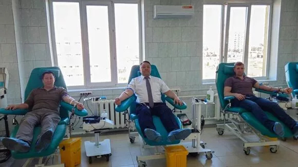 Депутаты Якутской городской Думы в преддверии национального дня донора в России сдали кровь