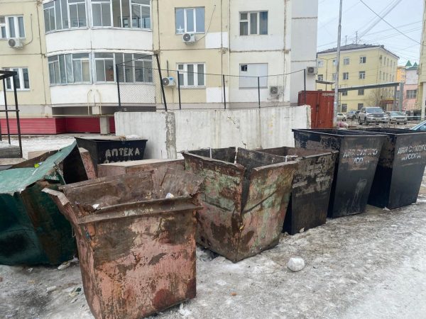 Управляющую компанию Якутска суд обязал починить мусорные контейнеры