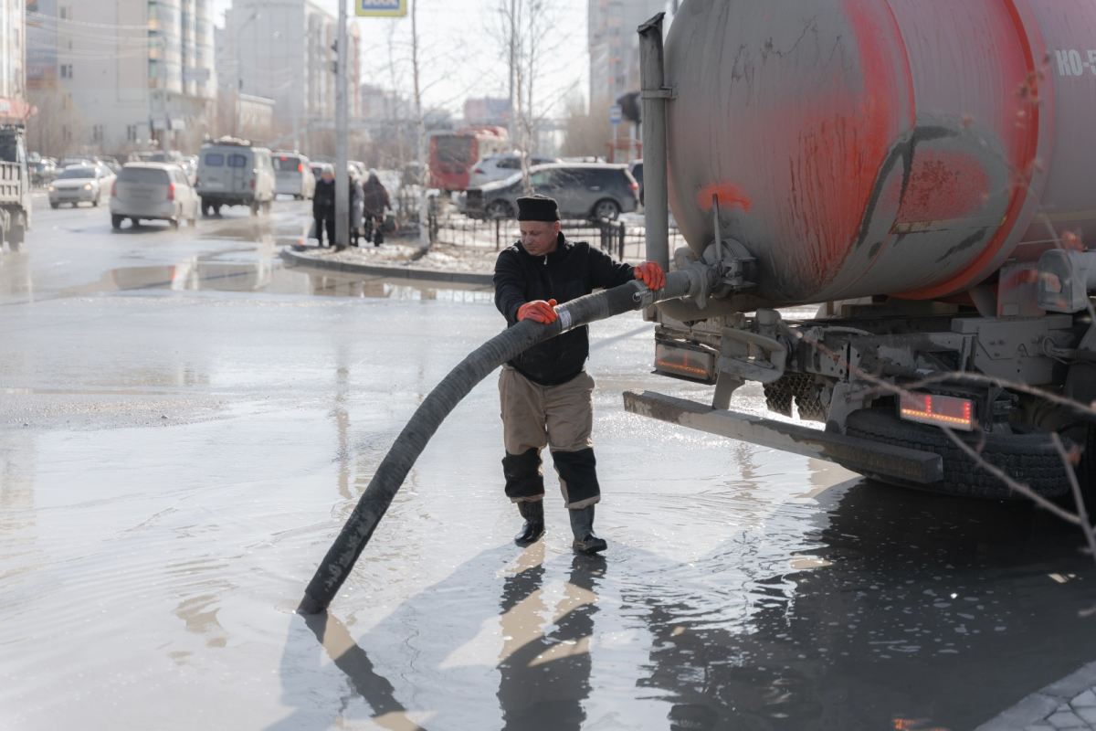 В Якутске усилена ежедневная откачка воды с заниженных мест