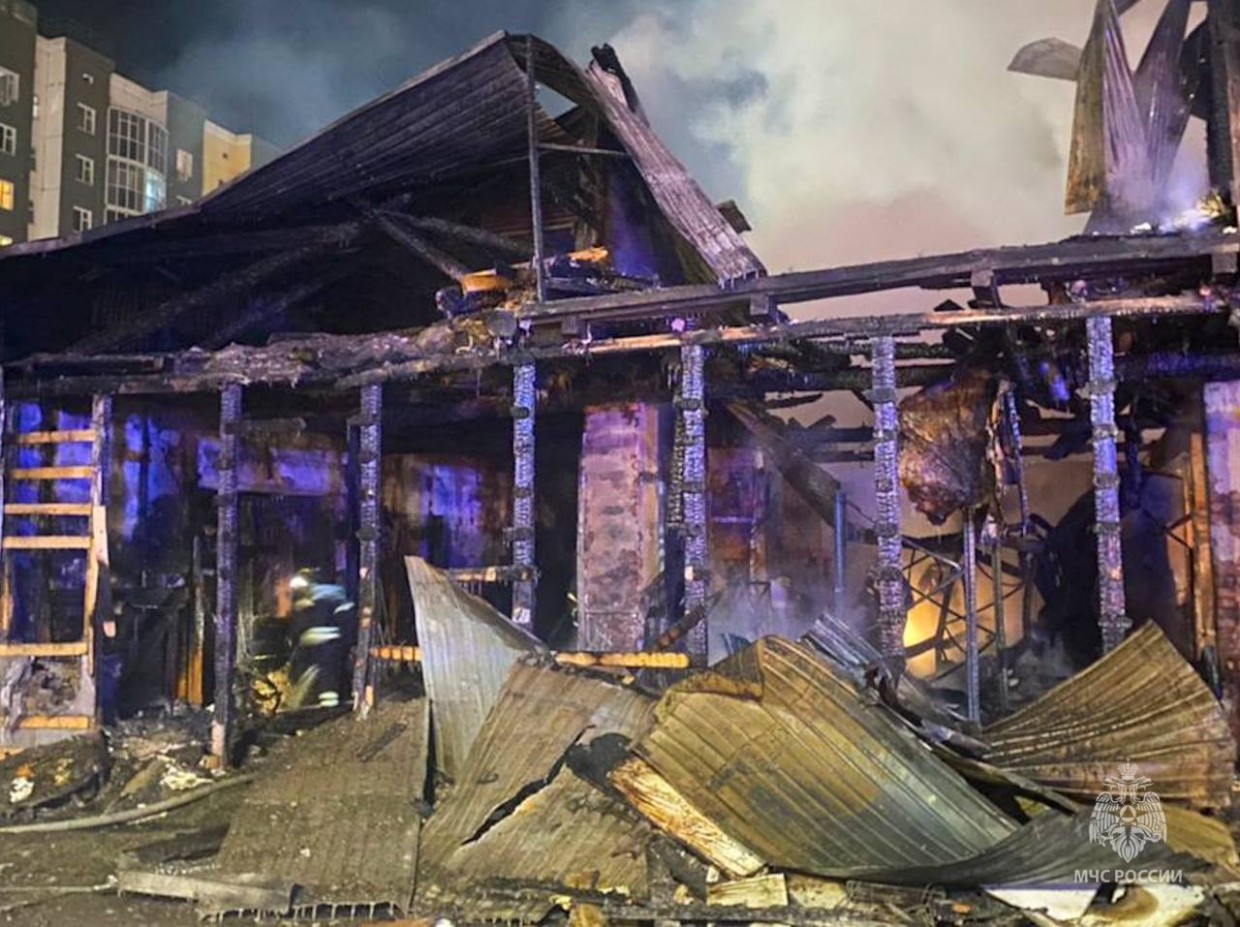 Сгорел склад мебельного магазина в Якутске