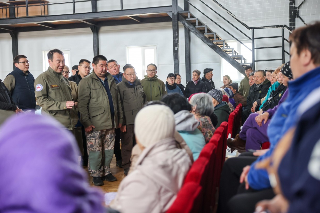 Глава Якутии встретился с жителями пострадавшего от стихии села 1-й Нерюктяйинск