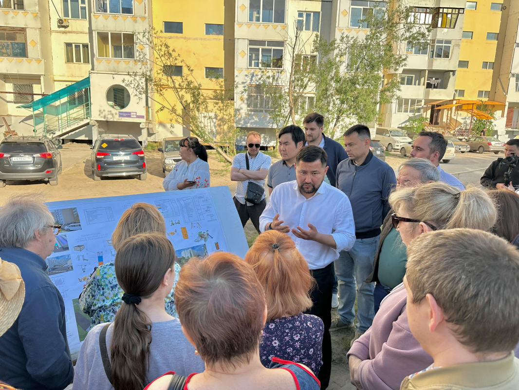 Евгений Григорьев обсудил с жителями проект благоустройства дворовых территорий в Октябрьском округе