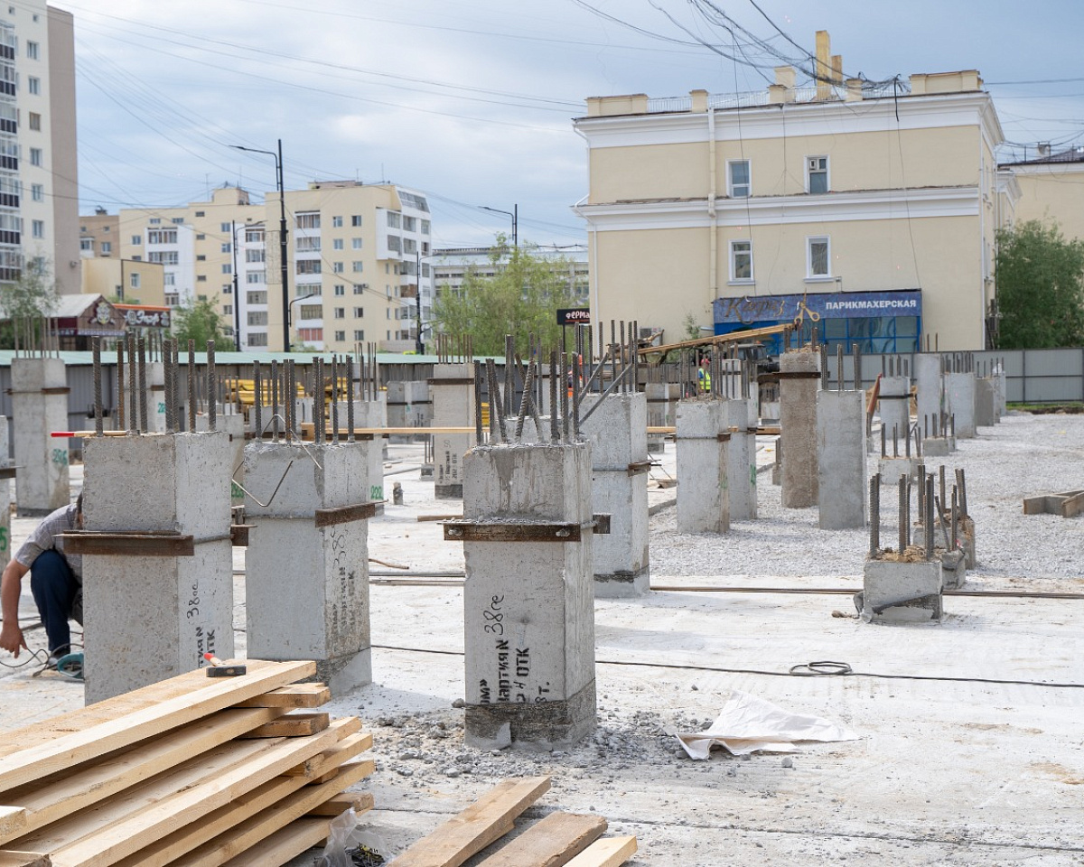 Евгений Григорьев ознакомился с ходом строительства новой школы №1 города Якутск