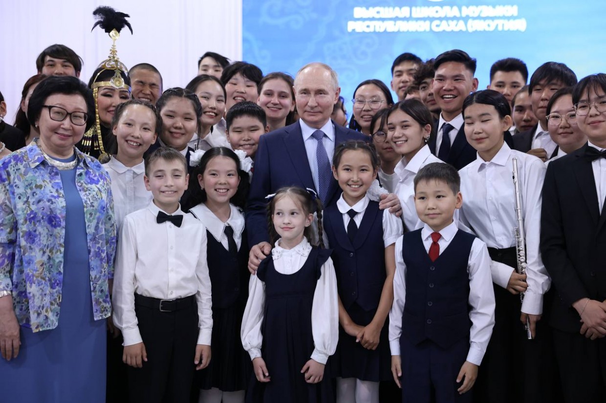 Владимир Путин встретился с учащимися и студентами Высшей школы музыки в Якутии