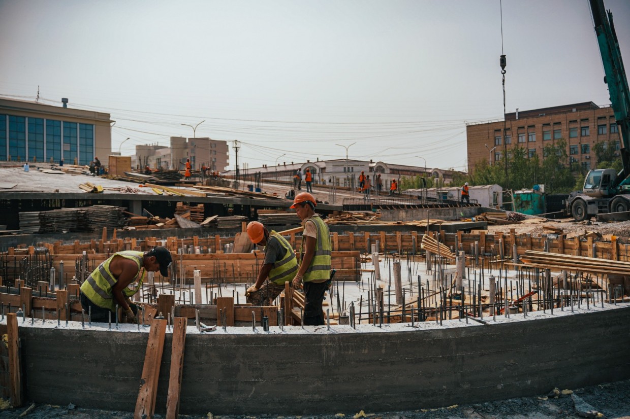 Завершаются работы по установке оборудования фонтана на площади Ленина