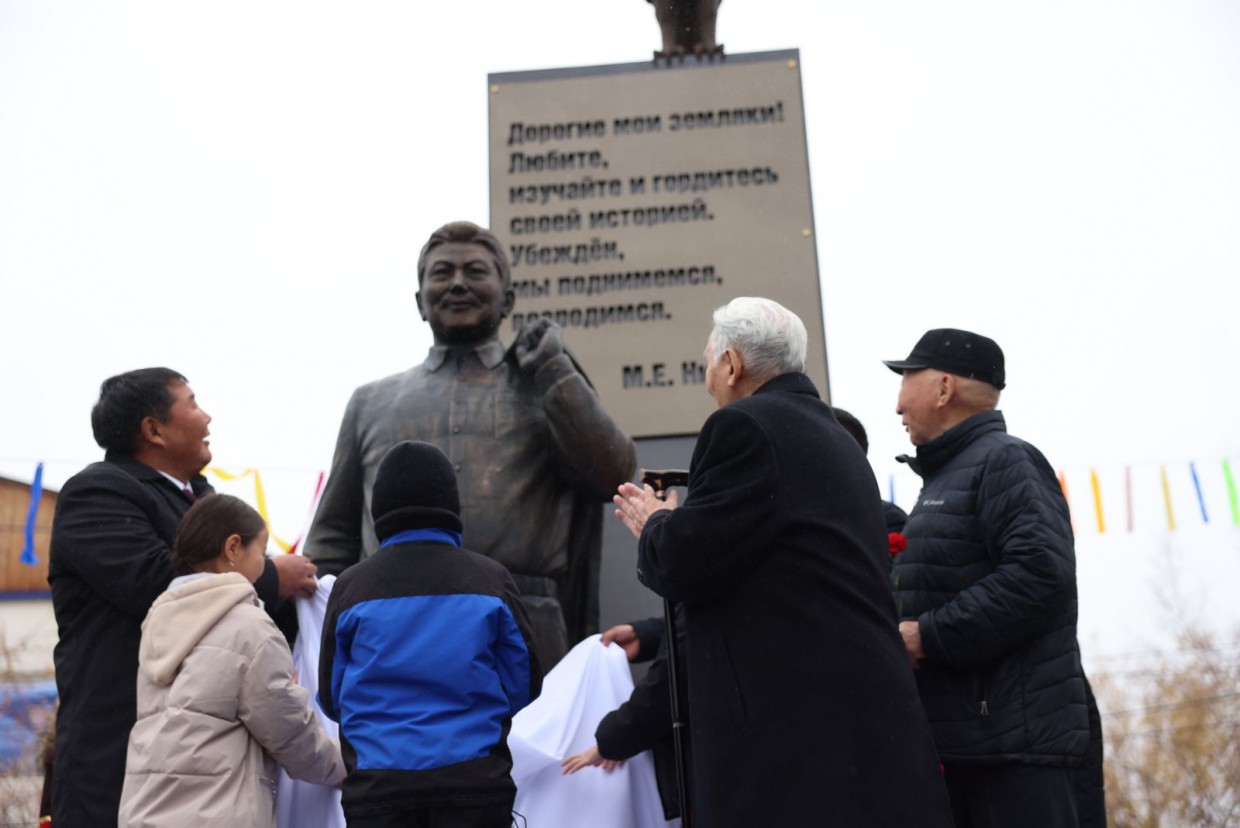 Первый памятник первому Президенту Якутии Михаилу Николаеву открыли на его малой родине