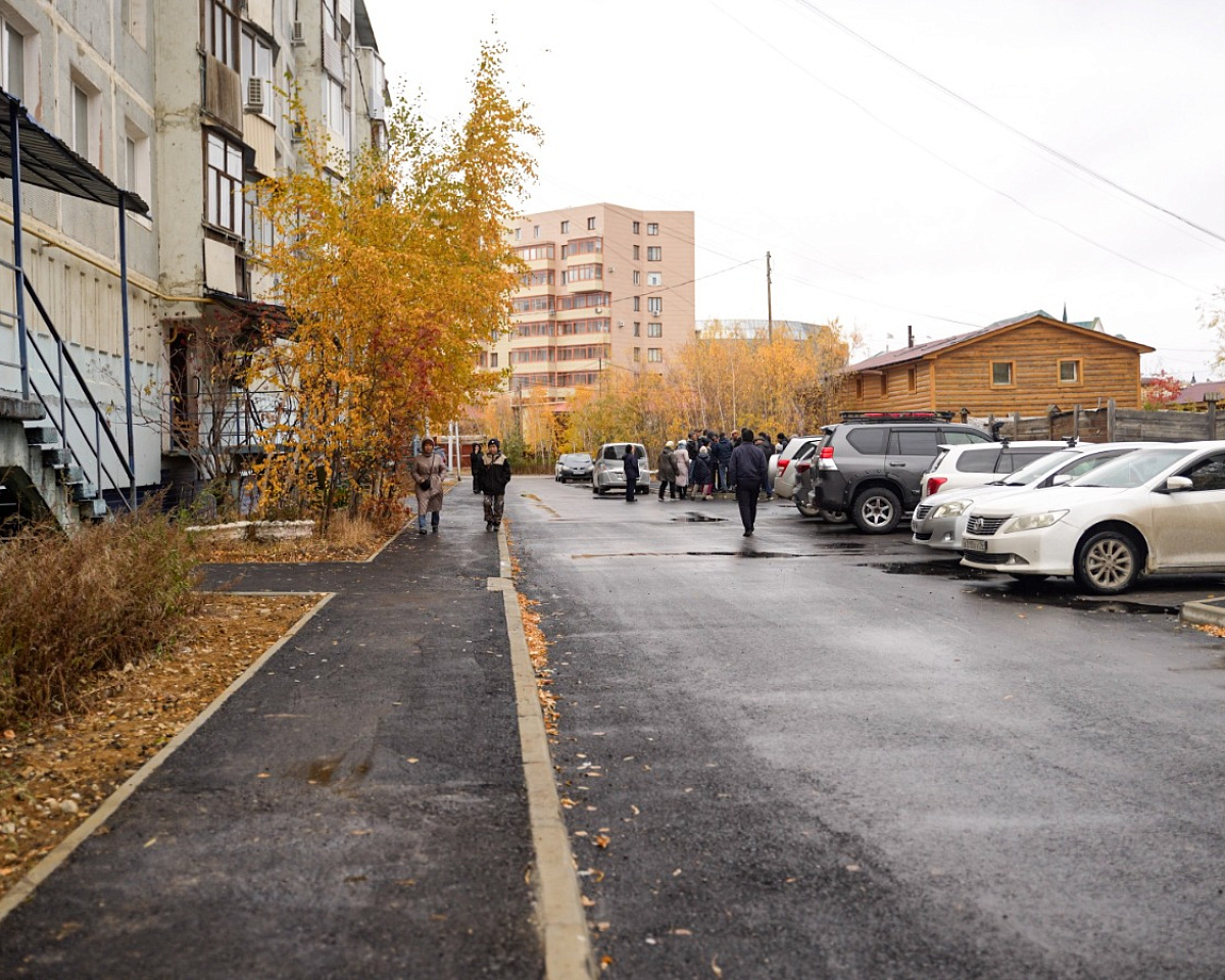 Евгений Григорьев проверил ход благоустройства дворовых территорий