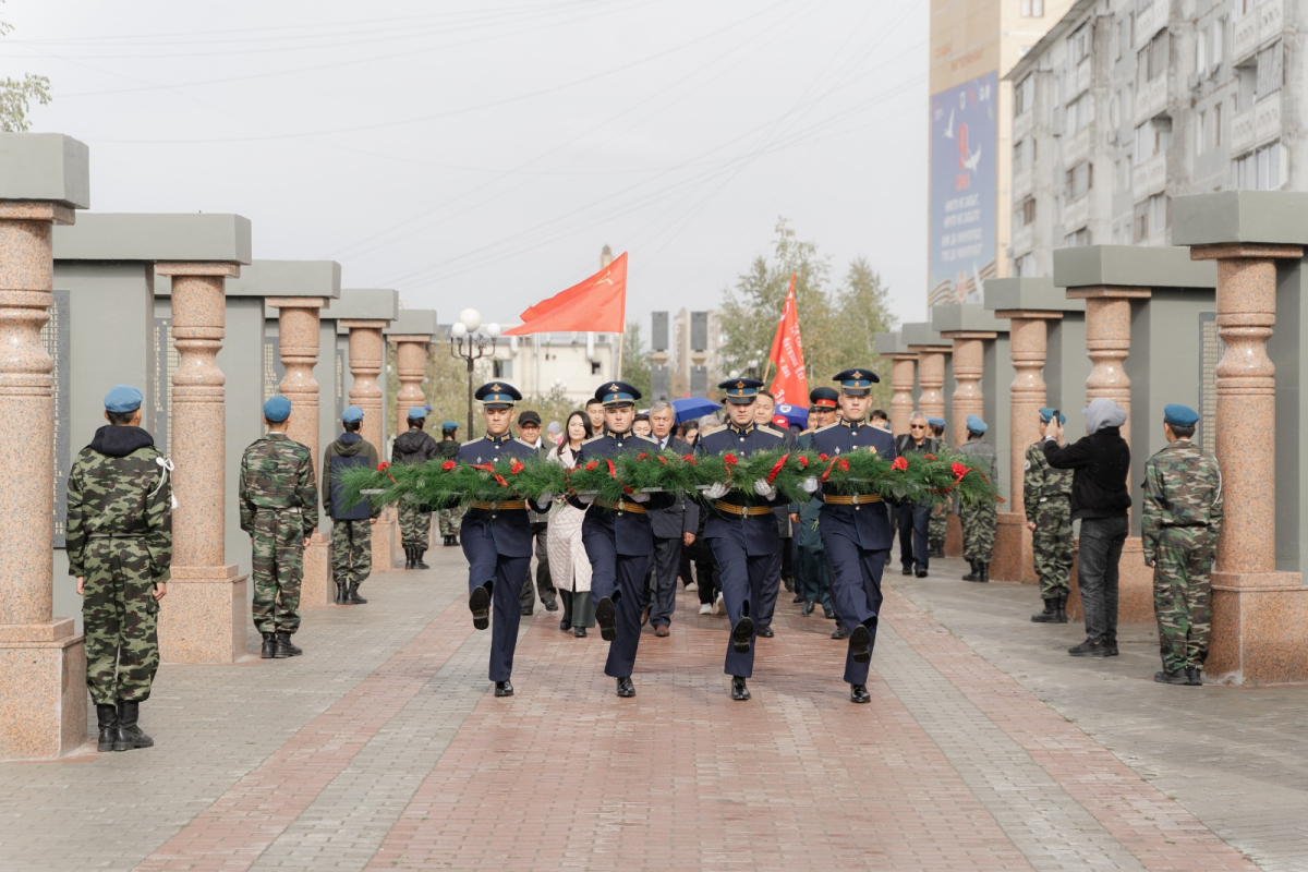 В Якутске возложили цветы в память об окончании Второй мировой войны