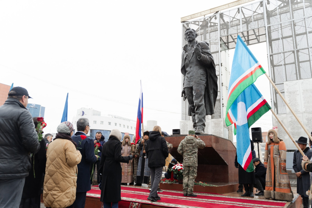 В День государственности республики в Якутске возложили цветы к памятнику Платона Ойунского