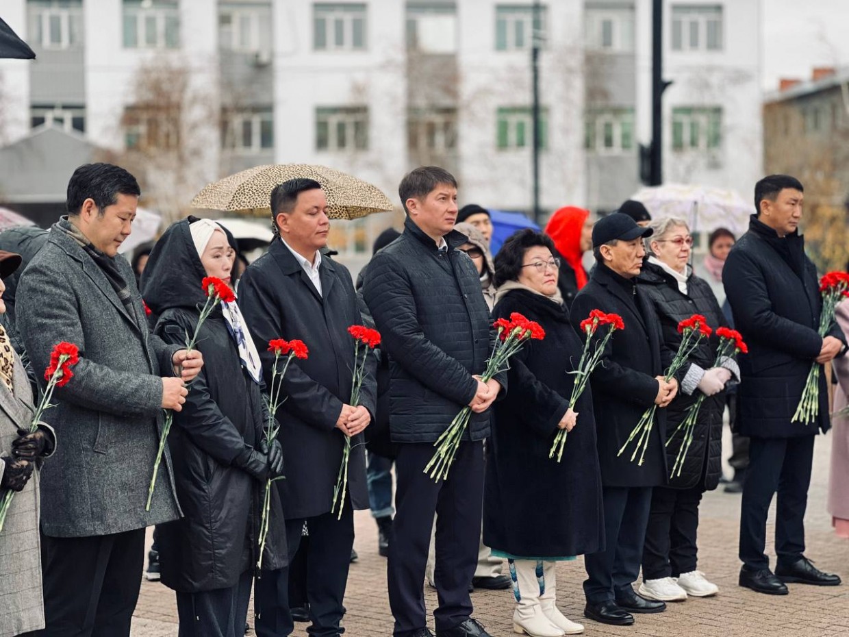 В День государственности Республики Саха (Якутия) возложили цветы к памятнику Алексея Кулаковского