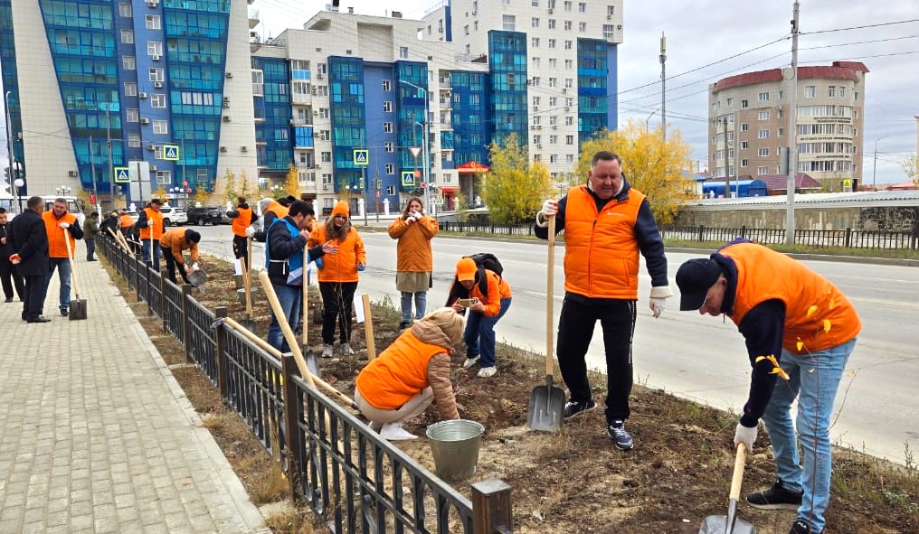 100 саженцев высадили в рамках акции «Золотая аллея» в Якутске