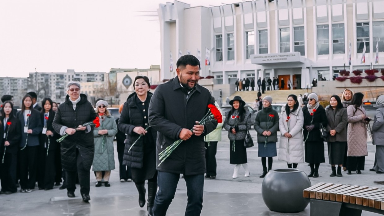 Глава города Якутска возложил цветы к памятнику Ф. И. Авдеевой