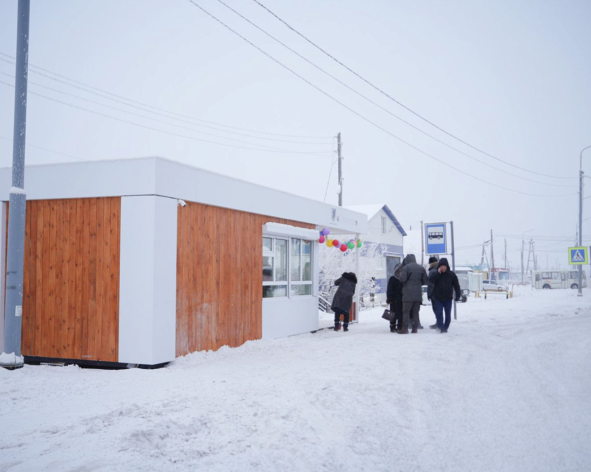 Две скамейки украли с теплой остановки Якутска