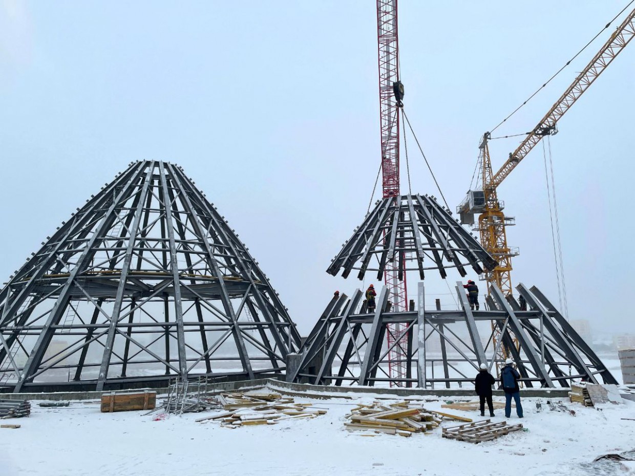 На крыше Арктического центра в Якутске завершили монтаж металлических куполов