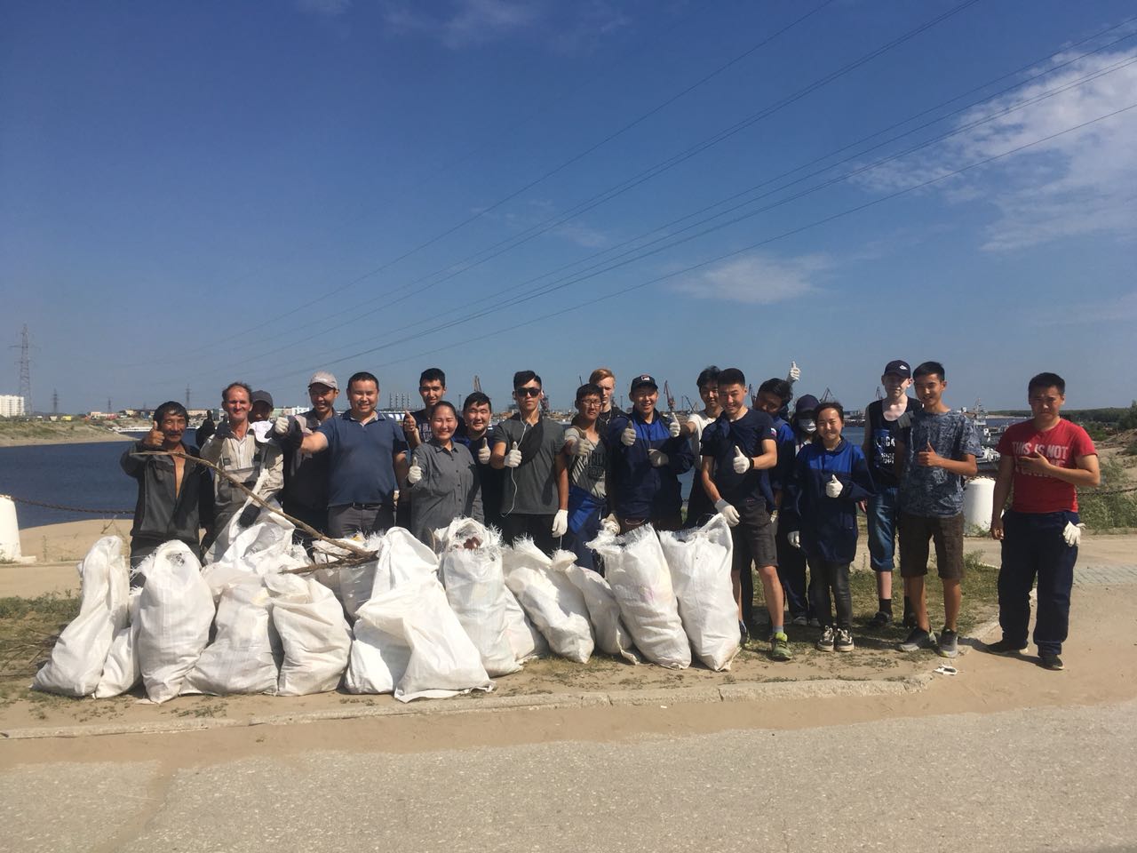 50 мешков мусора вывезли с городского пляжа