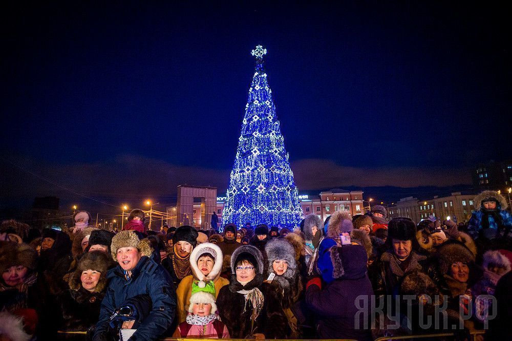 В Якутске зажглась первая новогодняя елка страны!