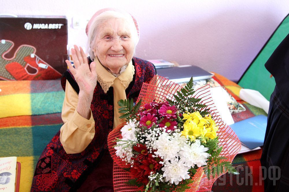 Евдокия Евсикова поздравила ветерана тыла и труда