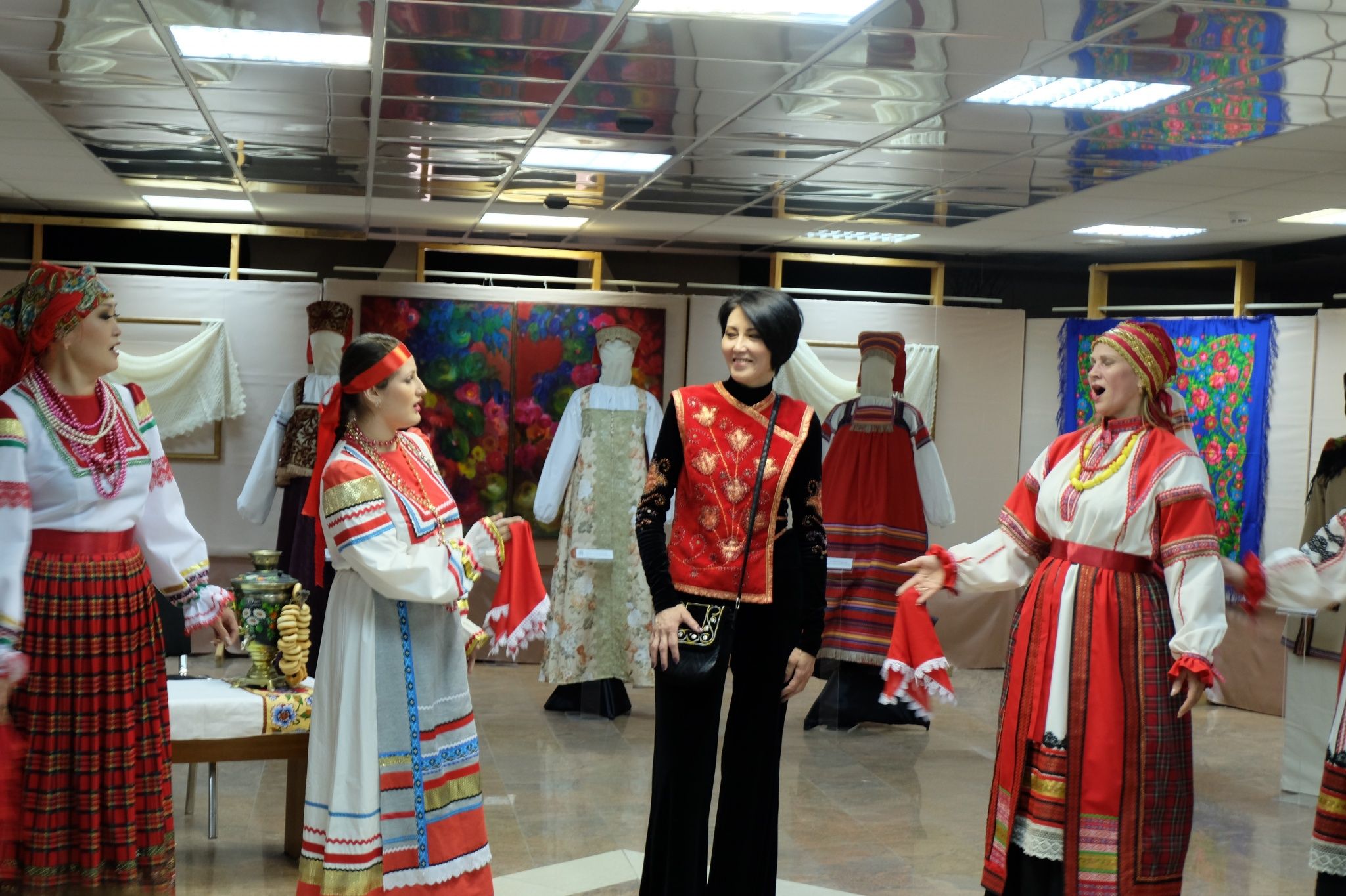Открылась выставка костюмов русских старожилов Якутии