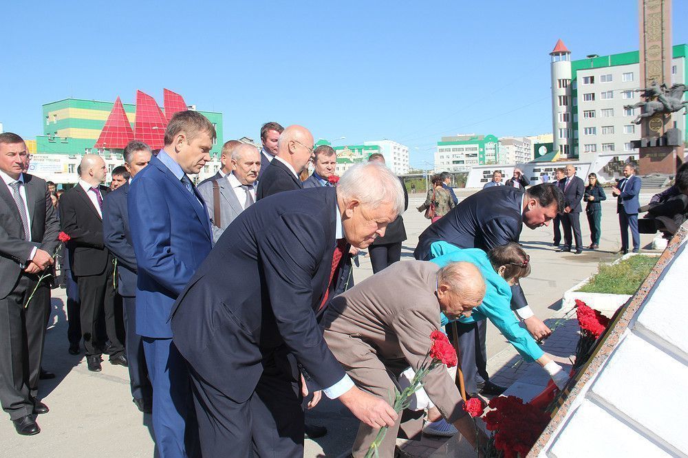 В честь 72-й годовщины снятия блокады Ленинграда прошла церемония возложения цветов к монументу города-героя