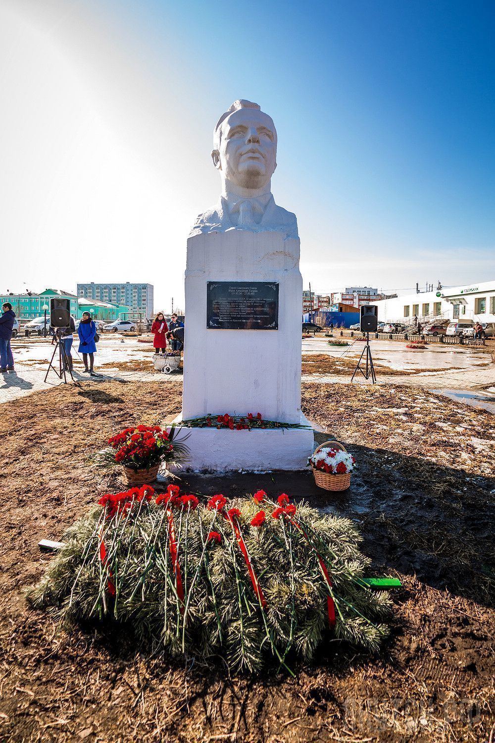 В День космонавтики возложили цветы к памятнику Юрия Гагарина