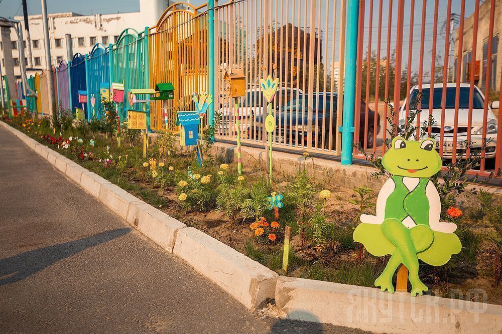 Цветущий Якутск: горожане озеленяют свои дворы