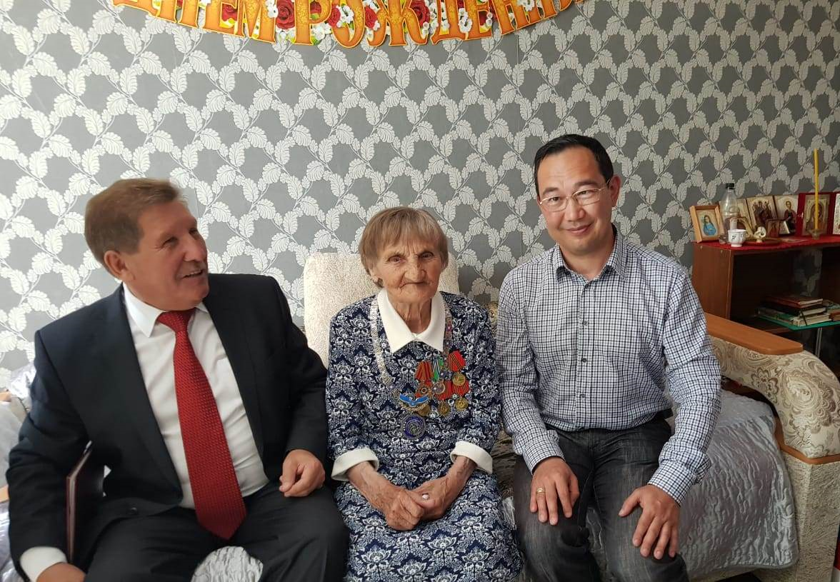 100-летний ветеран ВОВ Наталья Тетерина получила Почетный знак долгожителя