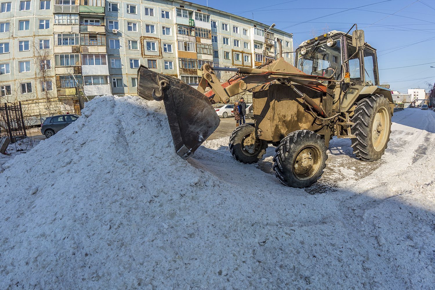 В Якутске идут работы по уборке и вывозу снега