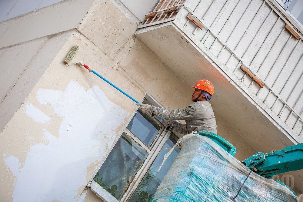 В Якутске продолжается покраска фасадов зданий