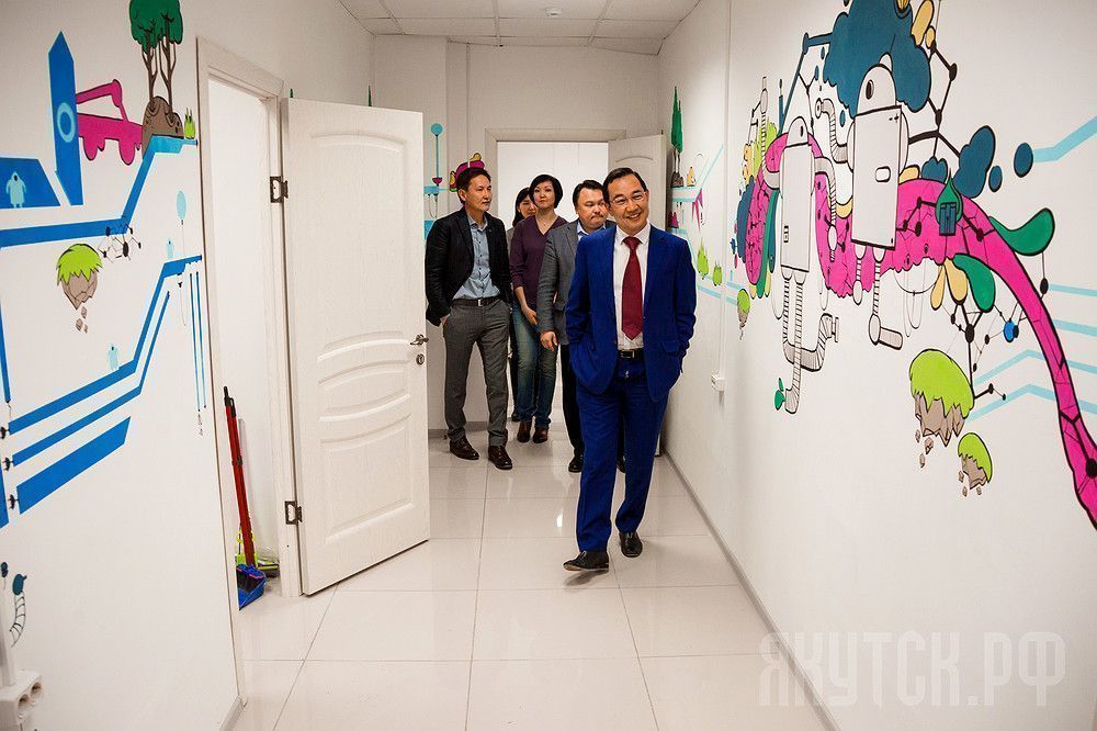 Айсен Николаев посетил офис нового учебного центра «Смарт»