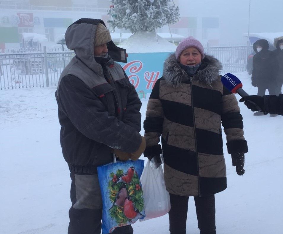 Жители Якутска подарили дворникам сертификат на 15 тысяч рублей 